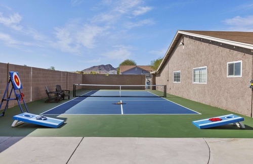 River Mountain House | Cozy Retreat with NEW Pickleball Court + Pool/Games and More!