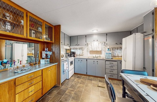 Cameron House | Cozy Retreat with Scenic Views, Internet and Outdoor Patio