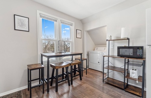 Midway Apartment | Cozy retro charm in Saint Paul with a monthly discount