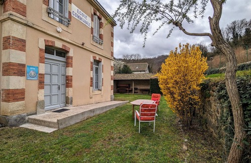 Charraix Cottage | Cozy Riverside Cottage for 6 with Parking in Saint-Julien-des-Chazes