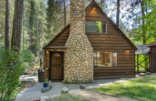 Pollock Pines Cabin | Cozy River Cabin/HOT TUB/Escape from the Bay