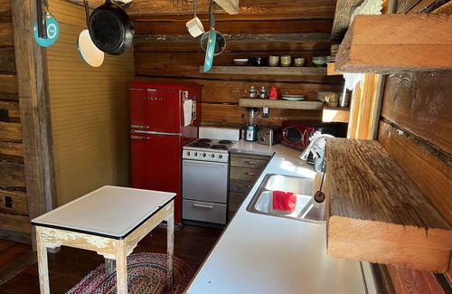 Havana Cabin | Cozy river retreat on the Illinois River with beach access!