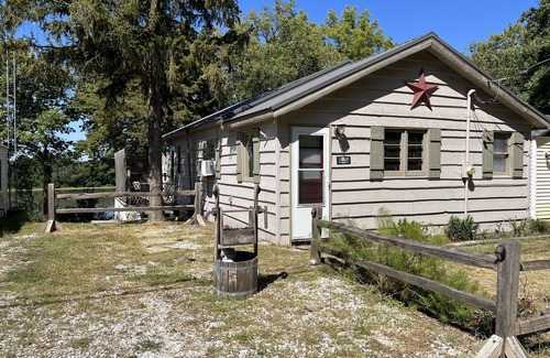 Havana Cabin | Cozy river retreat on the Illinois River with beach access!