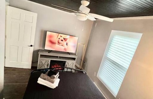 Turkey City House | Cozy Riverfront! 5 Mins to Foxburg and Emlenton