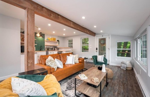 Turkey City House | Cozy Riverfront! 5 Mins to Foxburg and Emlenton