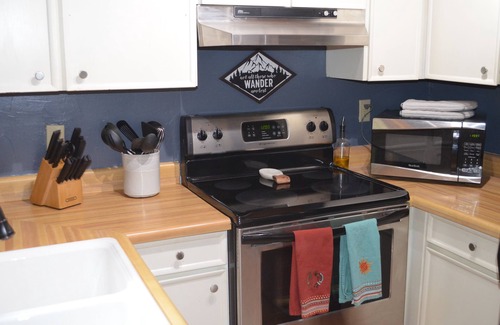 Arroyo Seco Condo | Cozy riverfront condo 4 miles from ski lifts