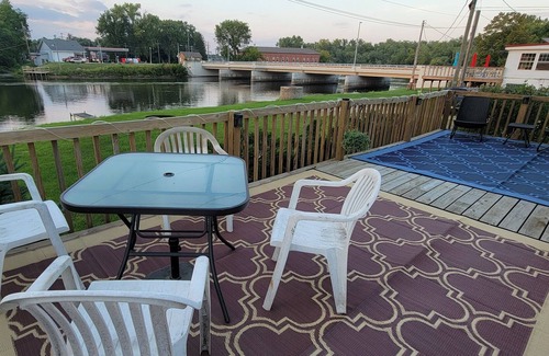 Constantine Cottage | Cozy riverview retreat w/firepit - live music next-door Harvey House on weekends
