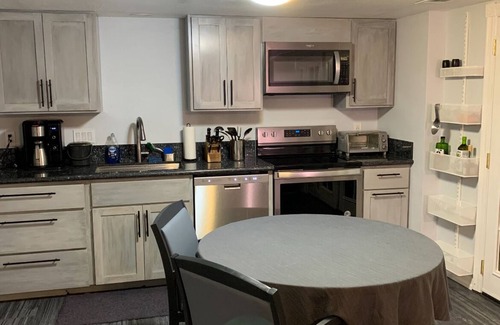 Madison South House | Cozy Rocky Butte Guesthouse with Beautiful Garden
