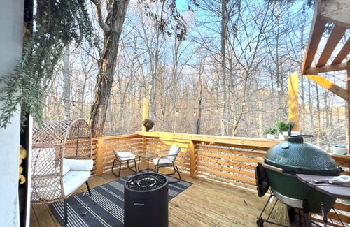 Wagontown Apartment | cozy romantic getaway private woody area 5 mins from hiking trails