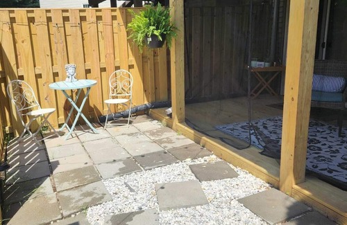 Lakeview House | Cozy room with free parking included"