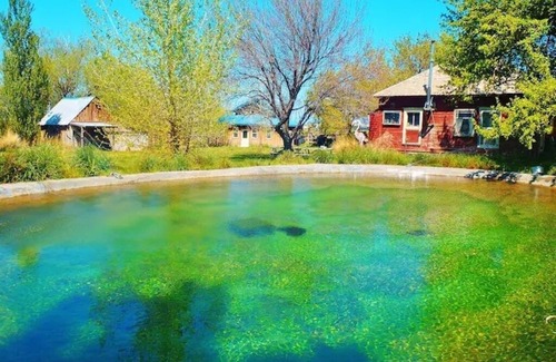 Cedarville Cabin | Cozy Rose Cabin in charming Surprise Valley with WiFi access