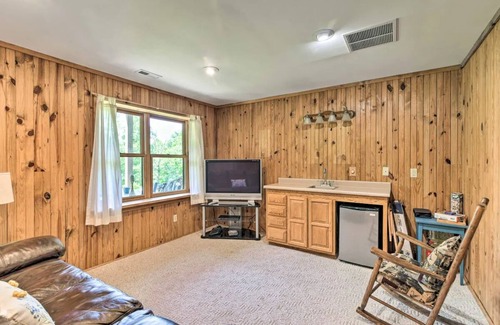 Se Ree Cabin | Cozy Roughriver Lakefront Cabin