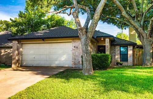 Round Rock House | Cozy, Round Rock Retreat! Modern | Sleeps 10