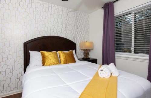 Round Rock House | Cozy, Round Rock Retreat, Modern, Sleeps 10