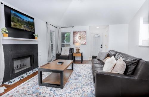 Round Rock House | Cozy, Round Rock Retreat, Modern, Sleeps 10