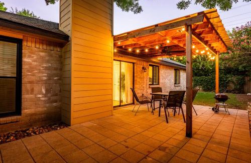 Round Rock House | Cozy, Round Rock Retreat, Modern, Sleeps 10