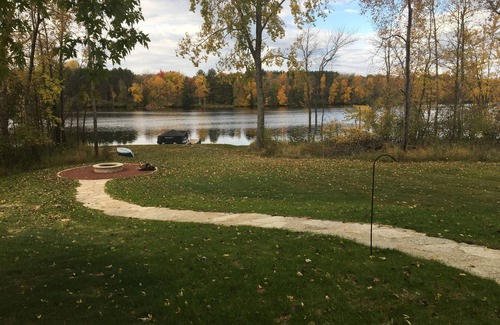 Ingalls Cabin | Cozy Rustic 3-bedroom river cabin with WiFi on the Menominee River