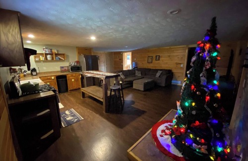 Meyersdale Cabin | Cozy Rustic Cabin in the county!