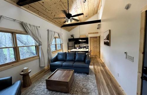 Carbondale House | Cozy Rustic Cabin with Hot-Tub Ideal for a Couples Retreat in Illinois