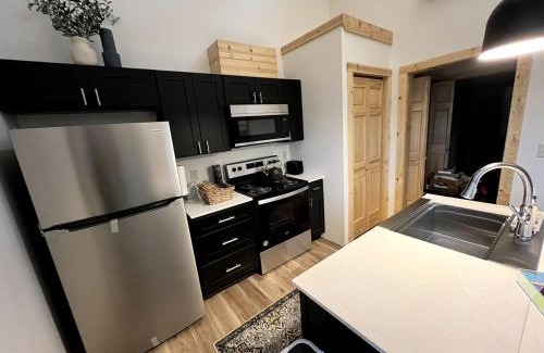 Carbondale House | Cozy Rustic Cabin with Hot-Tub Ideal for a Couples Retreat in Illinois