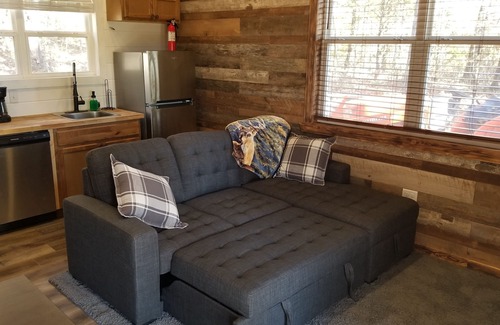 Christian County Cabin | Cozy Rustic Cabin With All The Extras.
