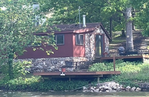 Lake of the Ozarks Cabin | Cozy rustic lakefront cabin with AC and WiFi in charming Camdenton