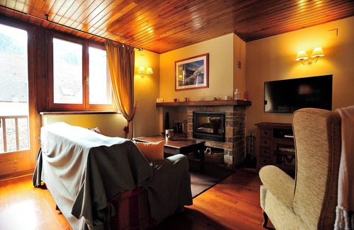 Garos Apartment | Cozy rustic-style apartment in Garòs near Baqueira by Eth Flòc