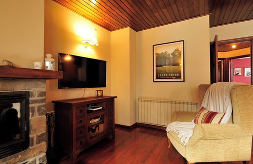 Garos Apartment | Cozy rustic-style apartment in Garòs near Baqueira by Eth Flòc