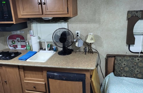 Park Ridge House | Cozy RV in amazing Austin with AC, WiFi, Swimming Pool