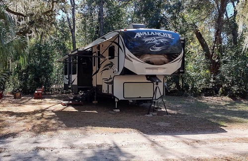 Silver Springs House | Cozy RV in Enchanting Silver Springs with WiFi, AC, TV, fire pit & horse stable