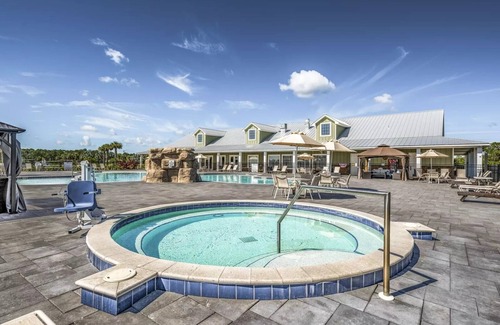 Frostproof RV Rental | Cozy RV Site with Pool, Lakes and Tiki Bar in enchanting Lake Wales