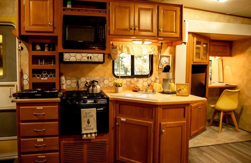 Winder House | Cozy RV with fire pit on 7 acres in Winder ONLY 20 minutes from the UGA stadium