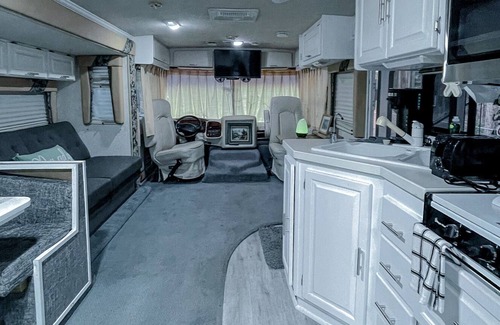 Waldo House | Cozy RV with HOT TUB