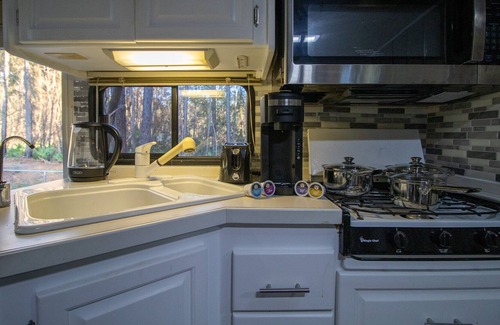 Waldo House | Cozy RV with HOT TUB