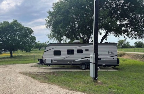Kempner House | Cozy RV with WiFi and AC in delightful Kempner