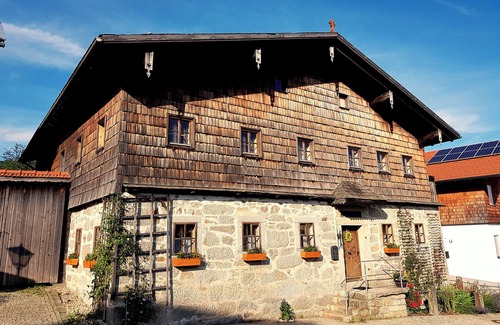 Grainet House | Cozy Sacherl, private whirlpool, sauna and fireplace. Fenced garden.