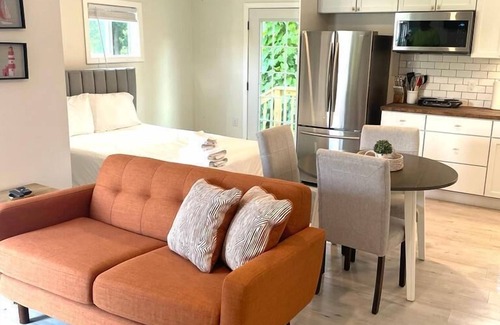 Salem Apartment | Cozy Salem Studio Near Tuscan Village & Boston
