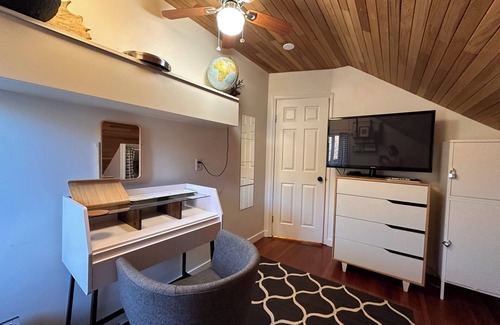 Fraserview Apartment | Cozy Scandi Style Loft on top Level Character House
