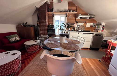Fraserview Apartment | Cozy Scandi Style Loft on top Level Character House