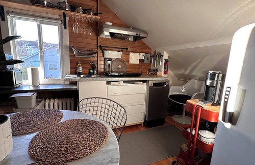 Fraserview Apartment | Cozy Scandi Style Loft on top Level Character House