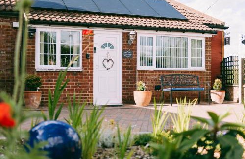 East Dereham Apartment | Cozy Scarning Apartment for Three