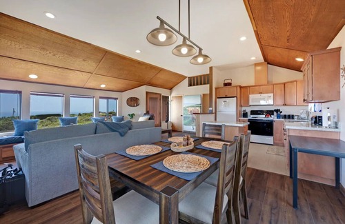 Manchester House | Cozy Sea View Cabin - Ocean Views - Hot Tub