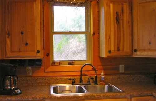 Campton Cabin | Cozy Secluded Cabin with wi-fi