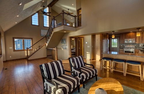 Lake Preston Cabin | Cozy & secluded private beach side home
