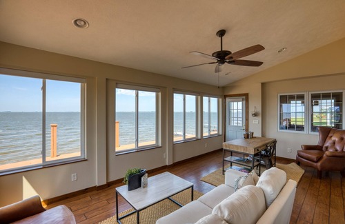 Lake Preston Cabin | Cozy & secluded private beach side home