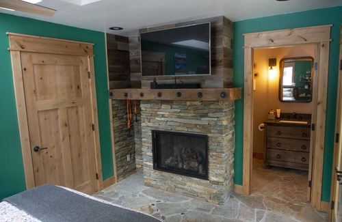 Christmas Valley House | Cozy Secluded South Lake Tahoe Riverfront Getaway for 2, Incredible Private View