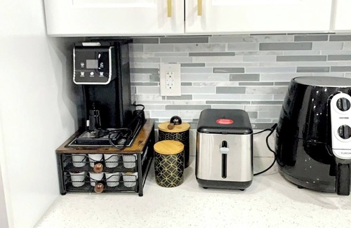Rochdale Apartment | Cozy & Serene 3-bedroom Apartment with AC, WiFi,TV'S Near JFK Airport- Queens NY