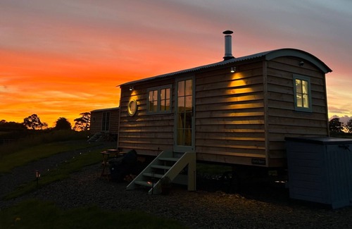 Chittlehampton Cabin | Cozy shepherds hut with hottub