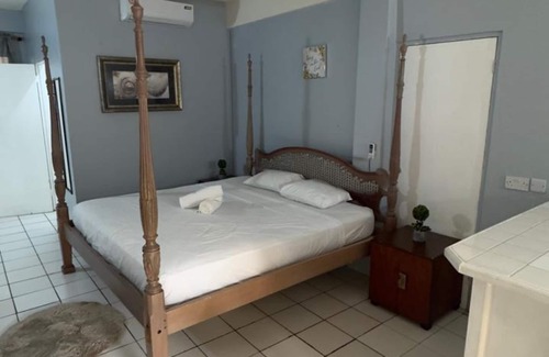 Rodney Bay Hotel | Cozy Single & Double Room Suitesnn