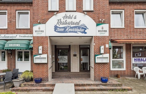 Wilhelmshaven Hotel | Cozy single room, flat-screen TV, and modern bathroom with shower. Ideal for singles and short stays – enjoy a relaxed atmosphere with warm wood accents and coastal charm.